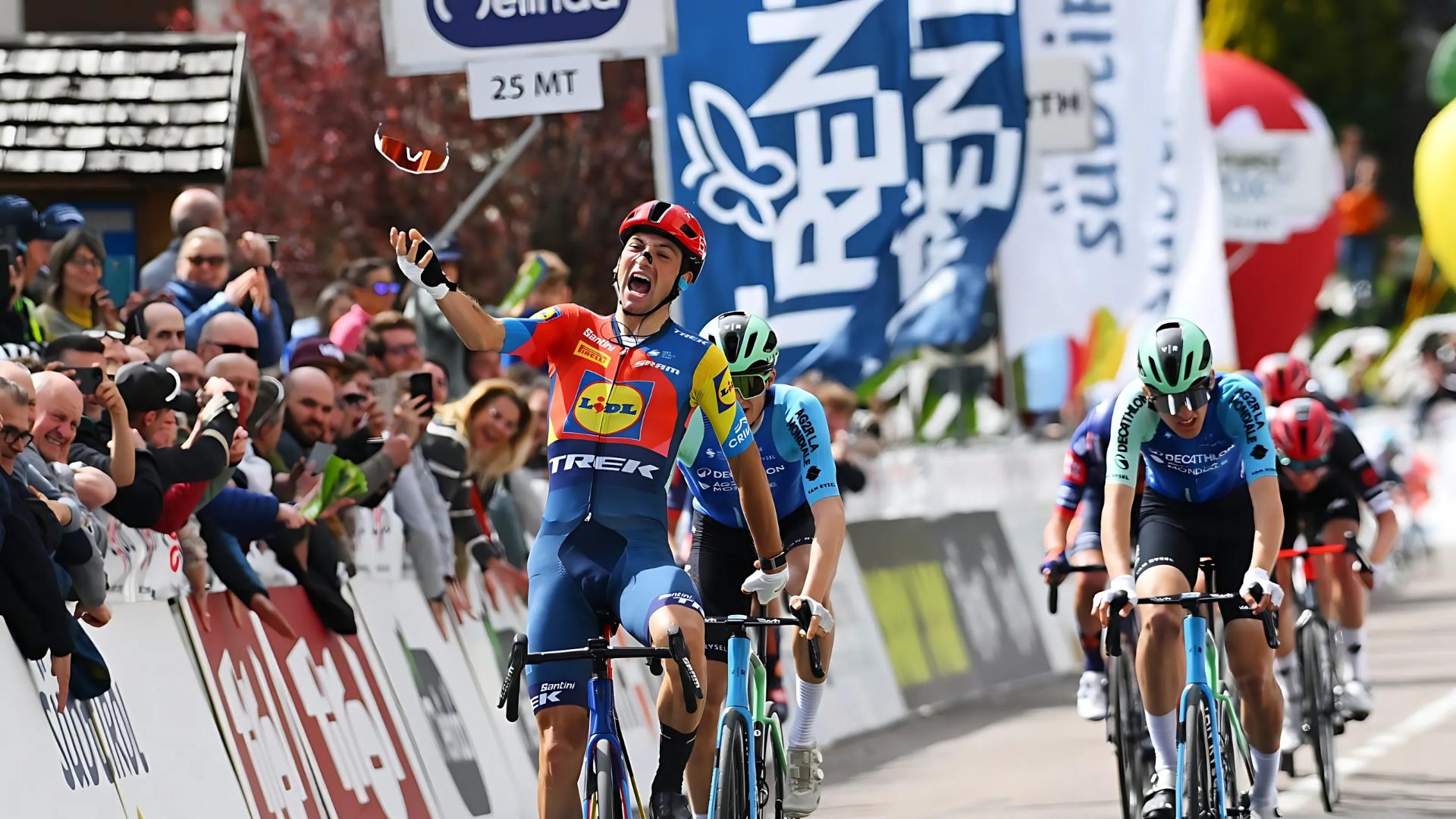 Ital Giulio Ciccone vyfasoval od UCI pokutu za oslavné zahození brýlí!